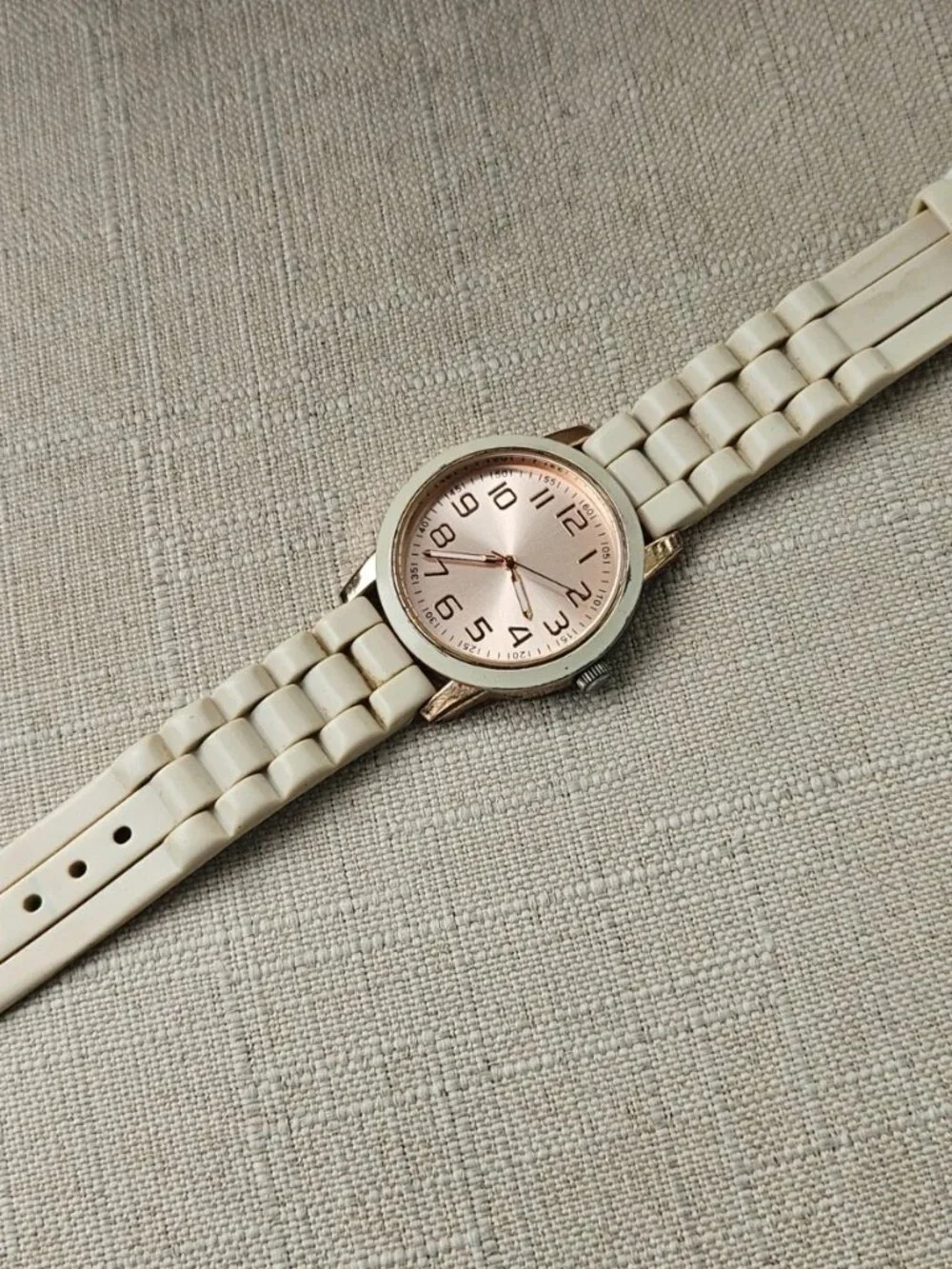 Fashion Wristwatch Beige Rubber Band Strap Quartz Analog Wrist Watch